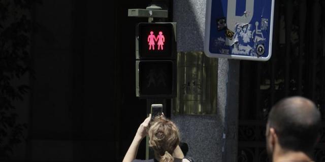 Madrid instala semáforos que reconocen la “diversidad real” de la sociedad