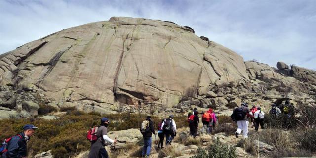 Los vecinos de Manzanares se manifiestan contra las restricciones en La Pedriza