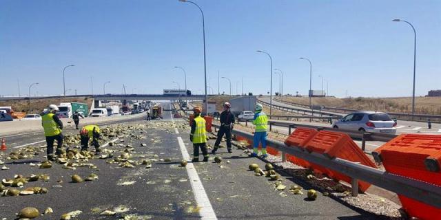 Una carga de melones sobre la A-4 causa retenciones en Valdemoro