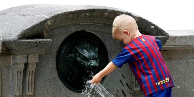 Decaimiento, palidez y ojeras, síntomas de deshidratación en niños