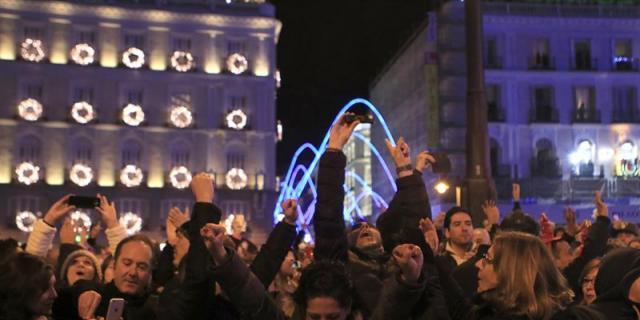Unas 20.000 personas ensayan las campanadas en la Puerta del Sol