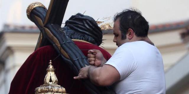 La cruz del Jesús del Gran Poder se rompe al chocar con un semáforo en Madrid