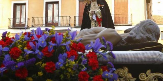 La Soledad y el Cristo Yacente se 'encuentran' en última la procesión de Madrid