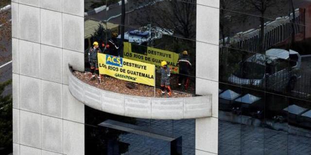Greenpeace corta el suministro de agua en la sede de ACS por una obra en Guatemala