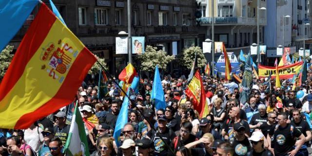 Multitudinaria manifestación de policías y guardias civiles que exigen equiparación salarial "real"