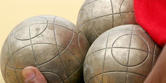 Moralzarzal estrena dos pistas de petanca pedidas por sus jubilados