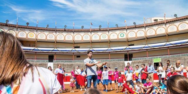 La Fundación Víctor Barrio ofrece clases de toreo de salón a niños de Arganda