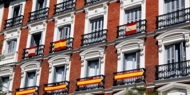 El PP de Madrid lanza una campaña para poner banderas en los balcones hasta el próximo 12 de octubre