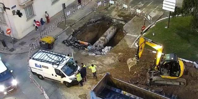 Gran socavón en Arturo Soria por la rotura de una tubería del Canal