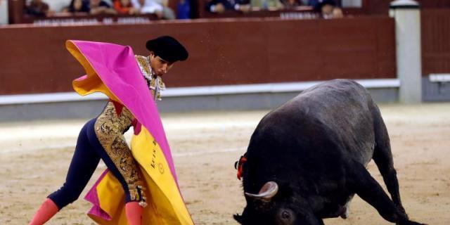 Decepcionante y plúmbea tarde de "adolfos" sin casta y toreros desangelados