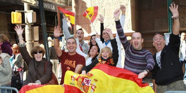 El PP de Sanse reparte banderas y pulseras de España por la "convivencia"