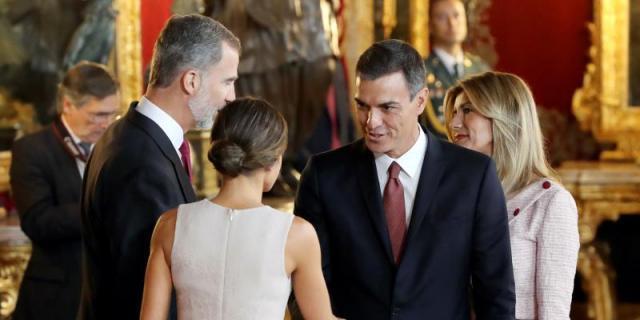 Pedro Sánchez es abucheado en su primer desfile del 12-O como presidente del Gobierno