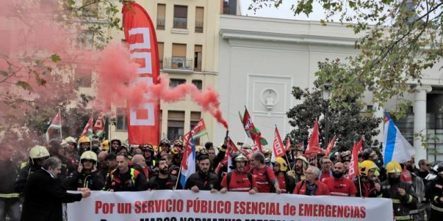 Medio millar de bomberos se manifiesta para pedir una ley estatal del cuerpo