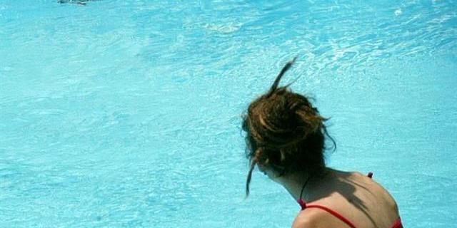 Una comunidad de vecinos rectifica y permitirá a los discapacitados usar solos la piscina y el ascensor