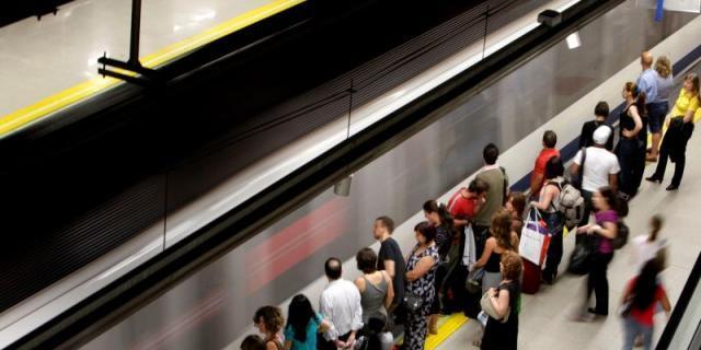 El PSOE pide "medidas urgentes" contra las "aglomeraciones" en el Metro de Rivas