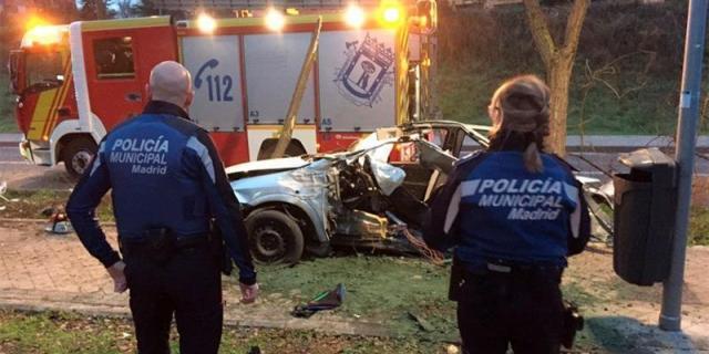 Muere un joven tras chocar su coche contra un árbol en Madrid