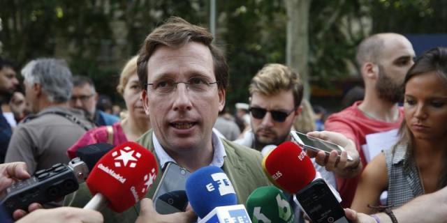 Almeida anima a los madrileños a colocar belenes en la Puerta de Alcalá