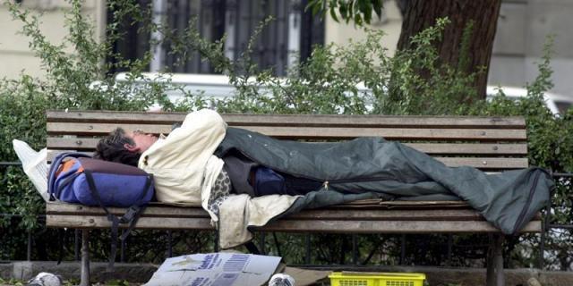 Cientos de voluntarios recorren Madrid para hacer recuento de personas sin hogar
