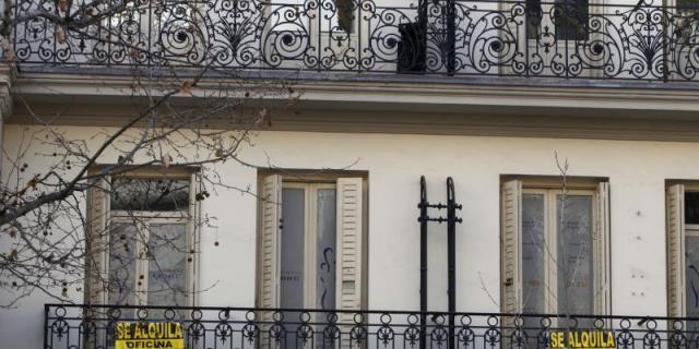 El Gobierno de Manuela Carmena exige regular el mercado del alquiler para evitar desahucios