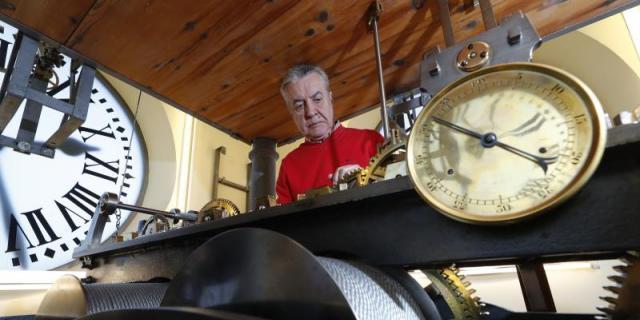 El relojero de Sol prepara en Madrid su primera Nochevieja con doble turno