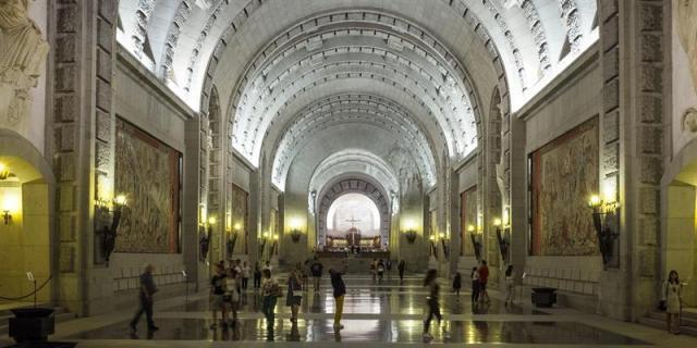 El Gobierno asegura que seguirá con la exhumación de Franco pese al "obstruccionismo" del prior