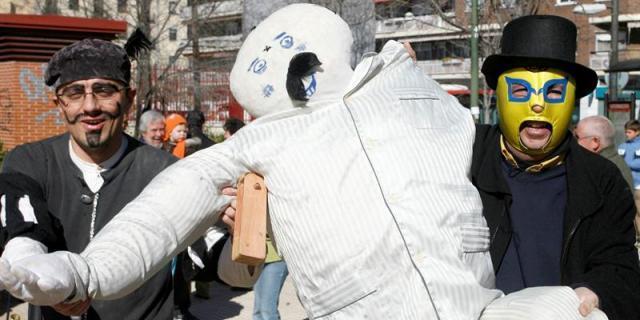 Más de 300 escolares de Pozuelo aprenden el tradicional 'Manteo del Pelele' que representó Goya