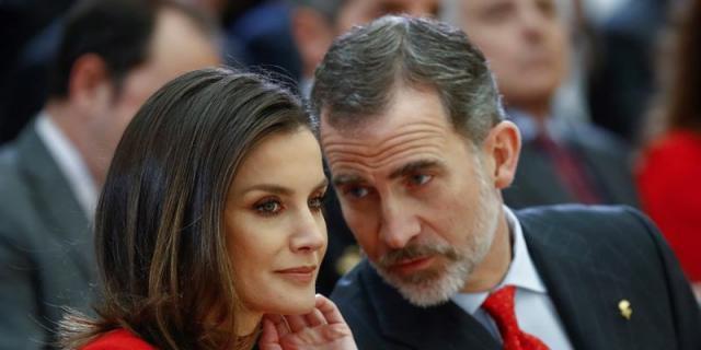 Los reyes acuden a un teatro madrileño a ver la obra "Hermanas"