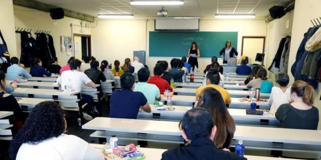 Miles de aspirantes se examinan del MIR en la Ciudad Universitaria