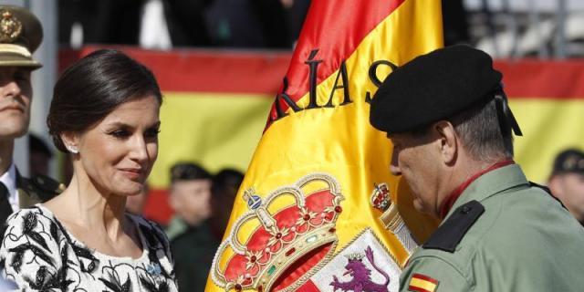 La reina Letizia entrega la bandera al regimiento Nápoles de Paracaidistas