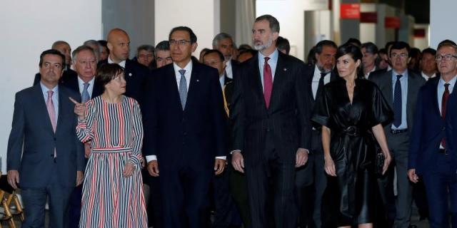Los reyes inauguran Arco sin visitar el polémico ninot de Felipe VI