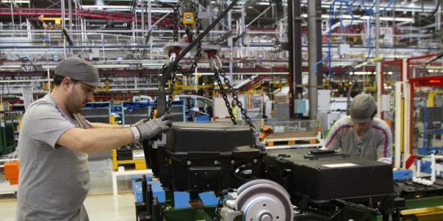 CGT denuncia el despido de un empleado en PSA Madrid "por exigir ropa de trabajo"