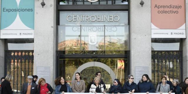 El Ayuntamiento de Madrid guarda un minuto de silencio por la mujer asesinada en Loeches