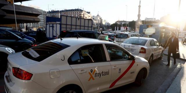 La Comunidad aprueba flexibilizar el sector del taxi para acercarlo a las VTC