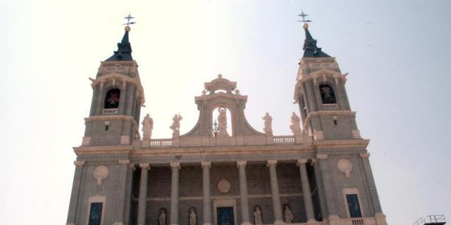 Las campanas de la Almudena repican por el incendio de Notre Dame