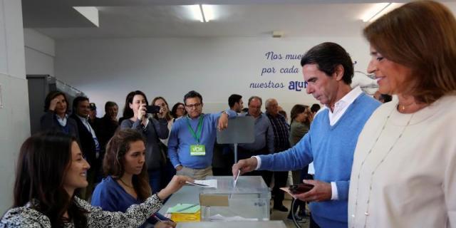 El expresidente Aznar vota en Pozuelo entre efusivos saludos de sus vecinos