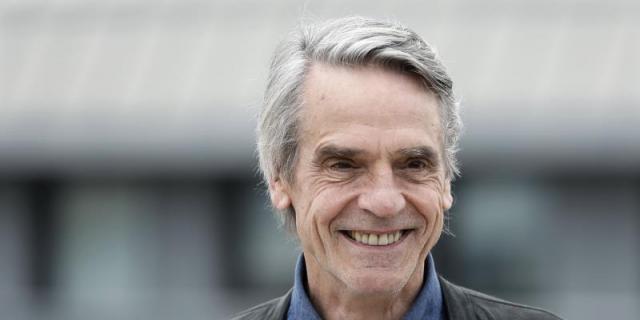 Jeremy Irons: Deberíamos juzgar la calidad del cine y no cómo se proyecta