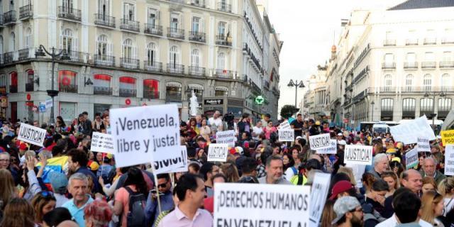 Cientos de venezolanos se concentran en la Puerta del Sol en apoyo de Guaidó