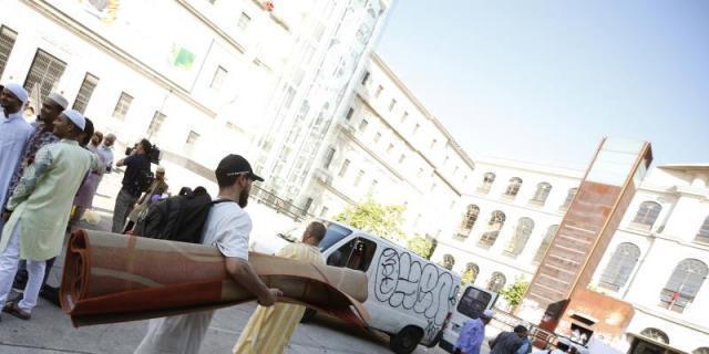 Cerca de 2.000 fieles celebran el fin del Ramadán frente al Reina Sofía
