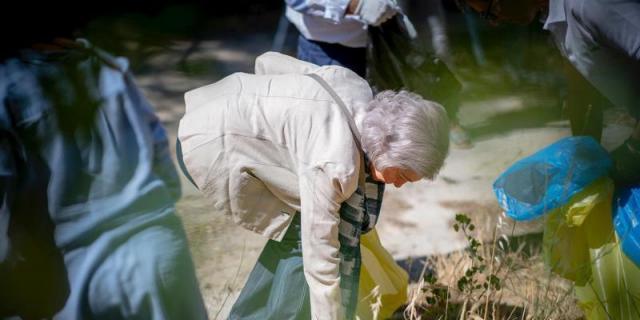 La reina Sofía se suma a una recogida de residuos para proteger la naturaleza