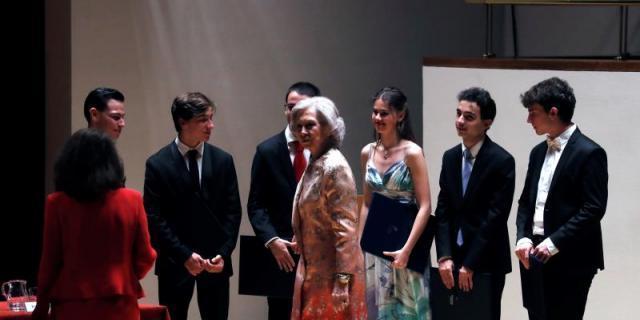 La reina Sofía entrega becas a músicos jóvenes para estudiar en el extranjero