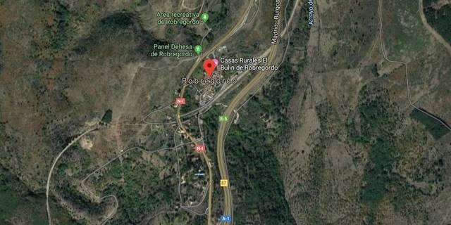 Medios aéreos y terrestres combaten un incendio en Robregordo, en Madrid