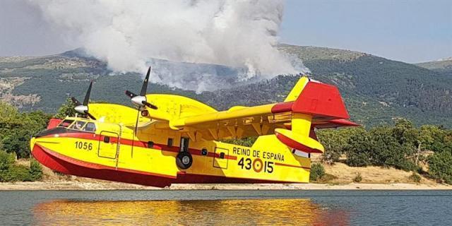 Las brigadas forestales tratan de llegar a uno de los flancos del incendio de la Granja para frenar las llamas