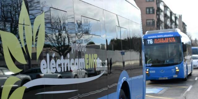 Detienen a un hombre por insultar a una mujer negra en un autobús de Madrid