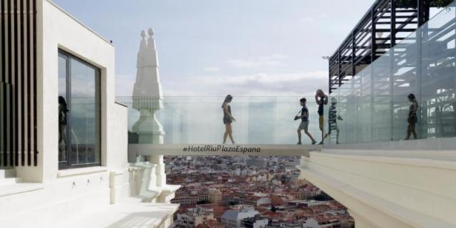 Una pasarela transparente a 26 plantas de altura en el Edificio España entre el cielo y el suelo de Madrid