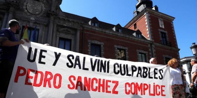 Medio centenar de personas muestran su apoyo al Open Arms en Madrid