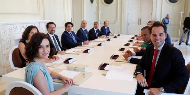 El lamentable artículo "El polémico vestido de Díaz Ayuso en su toma de posesión"