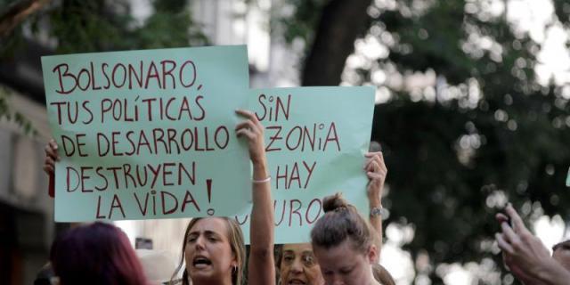 Manifestantes en Madrid piden la dimisión de Bolsonaro ante Embajada de Brasil