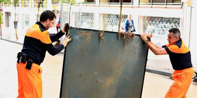 Los bomberos atienden un centenar de incidentes por inundaciones en menos de tres horas en el este de la región