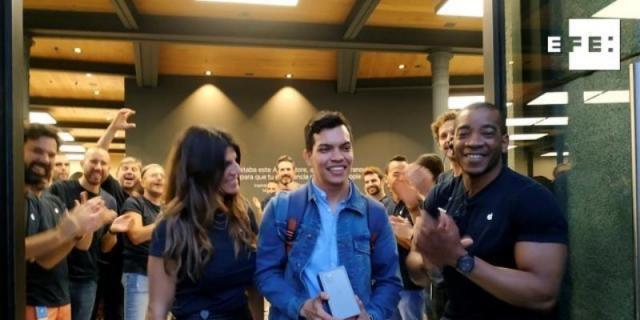 Un centenar de personas ante la tienda de Apple en Madrid por el iPhone 11