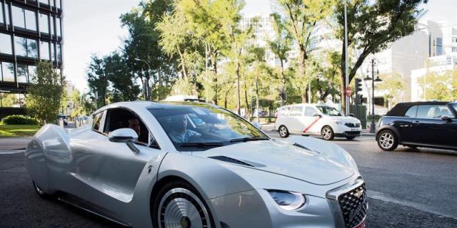 El nuevo deportivo eléctrico Carmen sale a pasear por las calles de Madrid